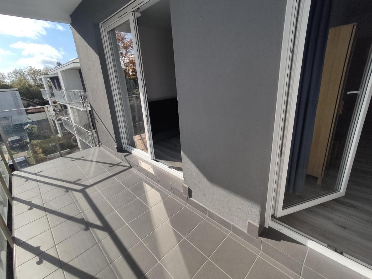 1110 Smialego 39 - Tanie Pokoje W Apartamencie - Samodzielne Zameldowanie - Self Check In Poznan Exterior foto